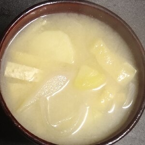 じゃがいもと玉ねぎ 油揚げのお味噌汁♪